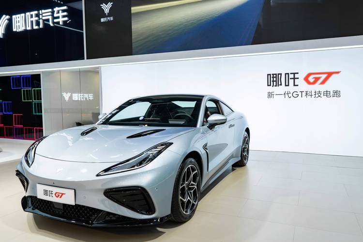 重庆97哪吒汽车在智能汽车领域的表现，领途汽车在新能源汽车市场中的影响力